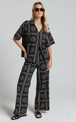 Cassidy Shirt - Short Sleeve Linen Look Shirt in Black Sun Print
