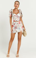 Kelsie Top - Tie Shoulder Crop Sweetheart Linen Top in Summer Chintz