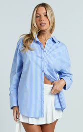 Terah Shirt - Button Up Shirt in Variegated Blue and White Stripe