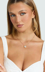 Britt Clover Pendant Necklace in Gold