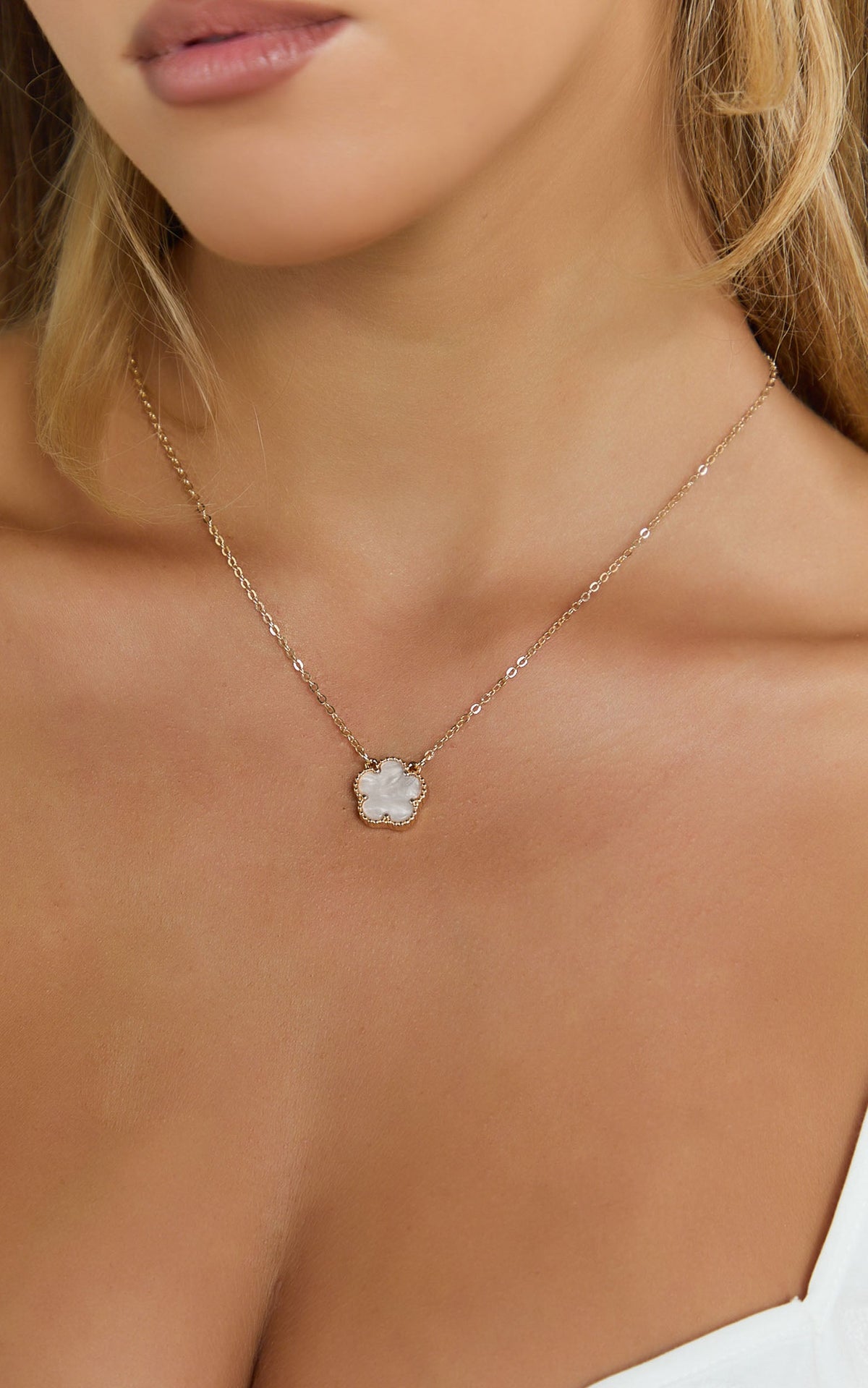 Britt Clover Pendant Necklace in Gold