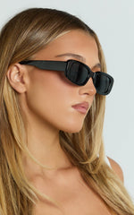 Elysia Rectangle Sunglasses in Black